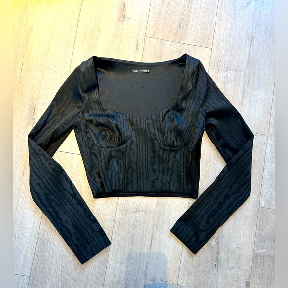 Tops - Zara Black Long Sleeve Crop Top
Good condition